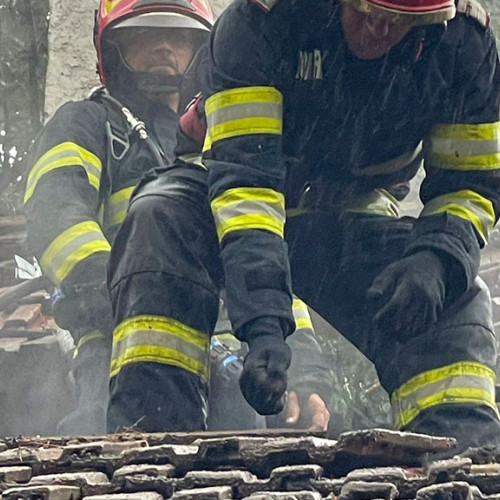 Pompierii militari intervin la un incendiu în Agadici