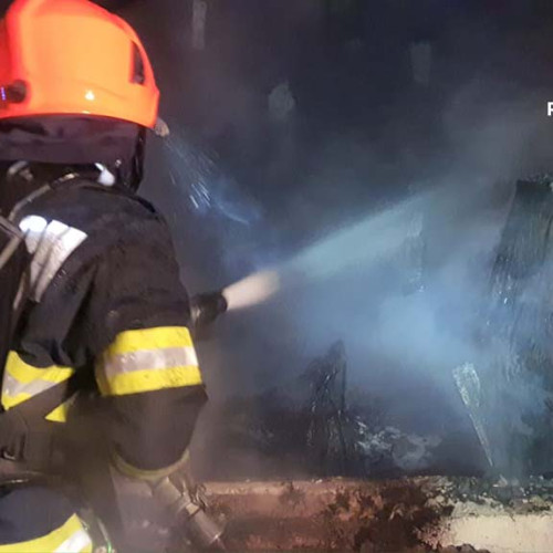 Incendiu în Valiug: Panouri solare distruse de flăcări