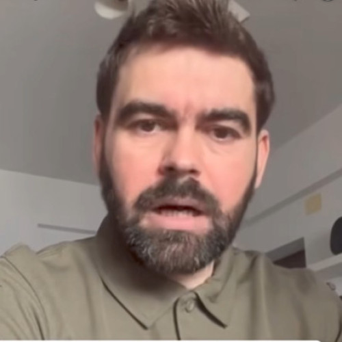 Polițiștii din Gorj s-au autosesizat după apariția unor imagini în spațiul public în care un fost candidat la alegerile parlamentare de anul trecut face afirmații jignitoare la adresa femeilor care l-au votat pe Nicușor Dan. Potrivit Digi24.ro, acesta le-a numit "catele de trei lei", "feministe imputite", "zdrente" și "carpe", iar apoi a spus că totul a fost un „test de viralizare pe TikTok”, susținând că a fost vorba despre niște "pamflete".