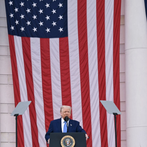 Trump, un lider care crede că poate schimba lumea, se confruntă cu provocări majore în politica externă, potrivit unui articol citat de digi24.ro. În analiza sa, jurnalistul CNN Stephen Collison menționează că președintele american are un sentiment exagerat de omnipotentă, chiar mai mare decât predecesorii săi, în timp ce domeniile-cheie precum războiul din Ucraina, negocierile cu Rusia, conflictele tarifare cu China și UE sau conflictul israeliano-palestinian din Gaza au rămas nerezolvate.