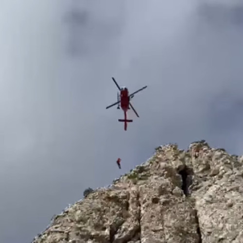 Salvamontiștii prahoveni au reușit în weekend să salveze patru alpiniști blocați în Munții Bucegi, după o misiune de 17 ore, potrivit digi24.ro. Operatiunea a fost dificilă din cauza vremii nefavorabile, iar inițial s-a încercat recuperarea prin elicopter, dar din cauza vântului puternic, această variantă nu a fost posibilă.