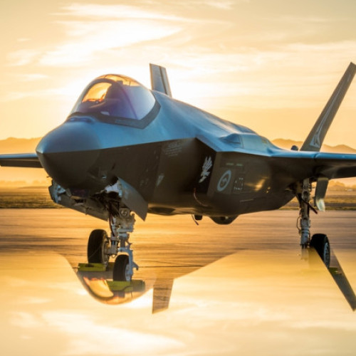 britania intenționează să achiziționeze avioane capabile să lanseze arme nucleare tactice, conform publicației The Times, care citează surse din guvernul de la Londra. Potrivit acestora, Executivul britanic analizează posibilitatea de a cumpăra avioane de vânătoare fabricate în SUA, precum F-35A Lightning II, pentru a putea transporta bomba termonucleară B61. Această măsură ar reprezenta o schimbare majoră pentru sistemul de apărări al Regatului Unit, fiind cea mai importantă evoluție de la sfârșitul Războiului Rece.