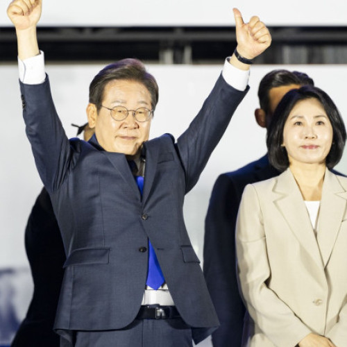Lee Jae-myung, câștigătorul alegerilor prezidențiale din Coreea de Sud, potrivit digi24.ro, a obținut o victorie clară în scrutinul de marți, în ciuda unei prezențe masive a alegătorilor. Aceasta a venit după o perioadă tumultoasă de șase luni de conflicte politice, marcate de crize și instabilitate.