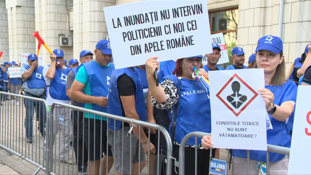 Video Sindicaliștii de la Apele Române protestează în fața Ministerului Mediului. Sunt nemulțumiri după tăierea sporurilor