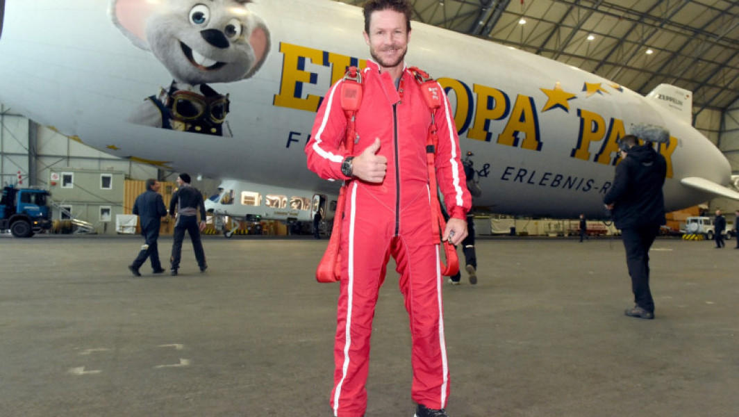 Video Anchetatorii nu exclud nicio ipoteză în cazul morții lui Felix Baumgartner, prăbușit cu parapanta în Italia. Variantele luate în calcul