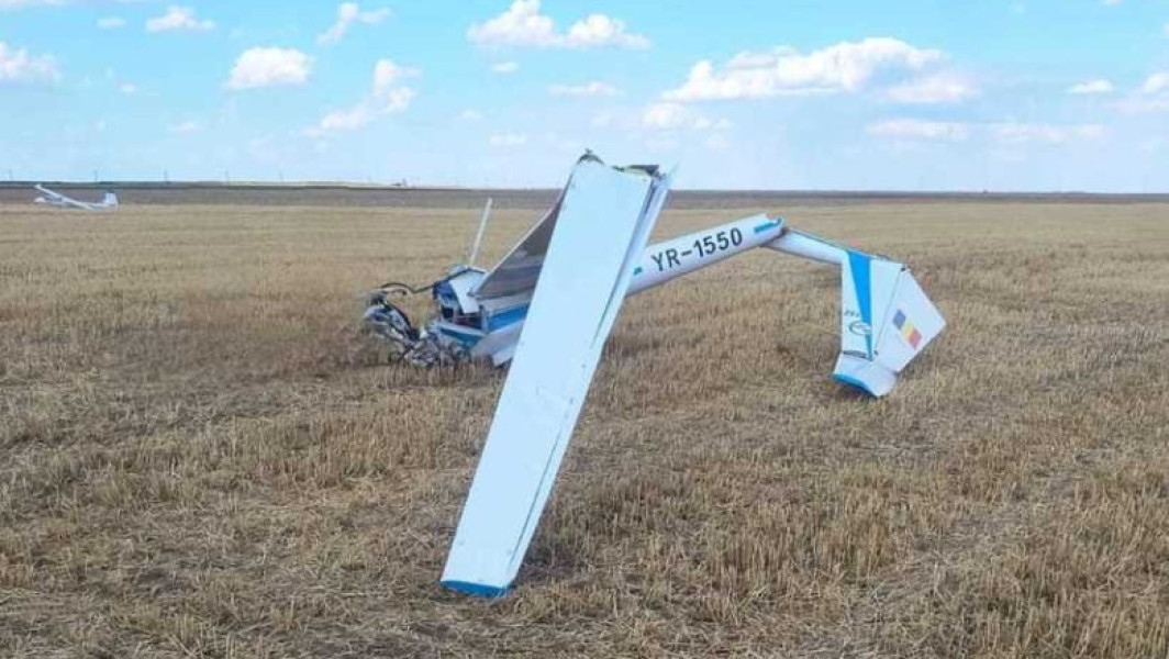Video Planor prăbuşit pe un câmp din judeţul Olt. Pilotul, un tânăr de 24 de ani, a murit