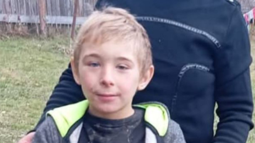 VIDEO Băiatul de 7 ani căutat după ce a dispărut în pădure, în județul Neamț, a fost găsit după aproape 24 de ore