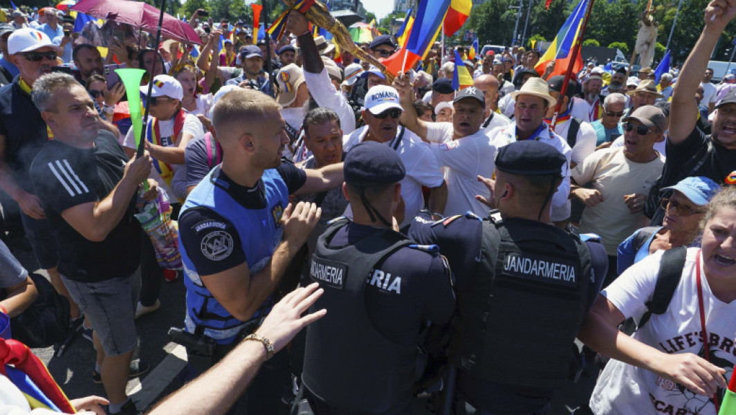 Foto Îmbrânceli cu jandarmii la protestul susținătorilor lui Călin Georgescu. Un bărbat a fost prins cu un cuţit
