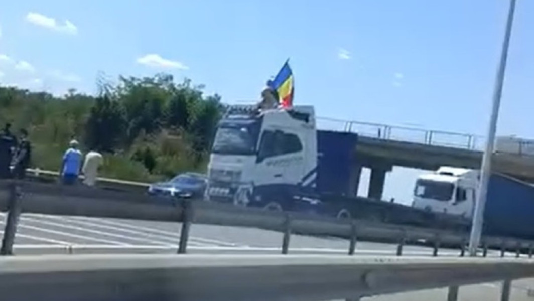 Video Protest pe A1: Un șofer de tir a blocat autostrada și a fluturat steagul României de pe cabină