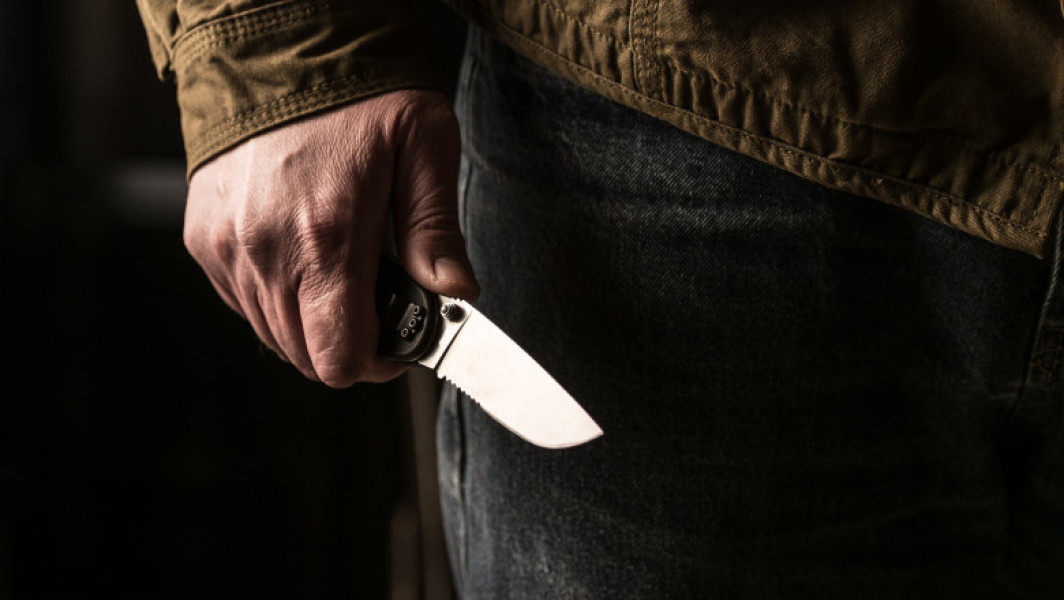 Bărbat arestat preventiv, după ce şi-a agresat soția cu un cuţit, în tren. Poliţia a fost sesizată de un alt călător