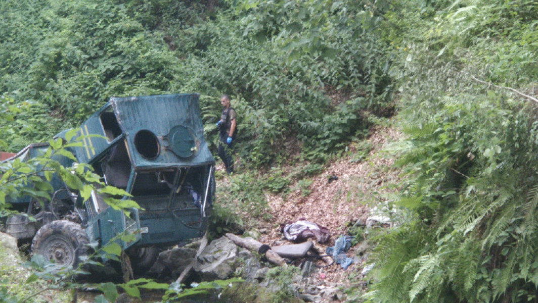 Galerie Foto Accident grav în Gorj. Două persoane au murit, iar patru au fost rănite după ce o autoutilitară s-a prăbușit într-o râpă