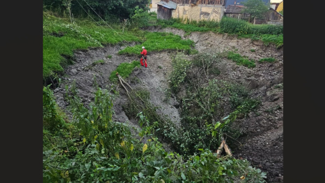 Foto Autoritățile din Maramureș cer Guvernului 1,17 milioane lei pentru lucrările la terenul prăbușit la fosta mină de sare din Coștiui