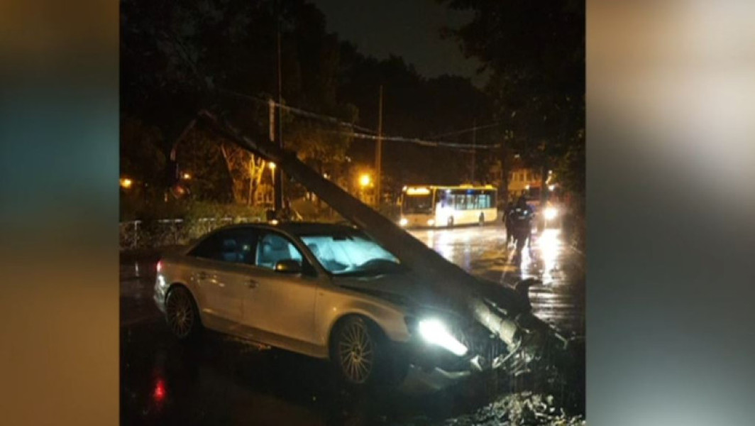 VIDEO Furtună în București: Mai mulți copaci au fost rupți de vânt, iar o mașină a derapat pe șoseaua udă și a rupt un stâlp