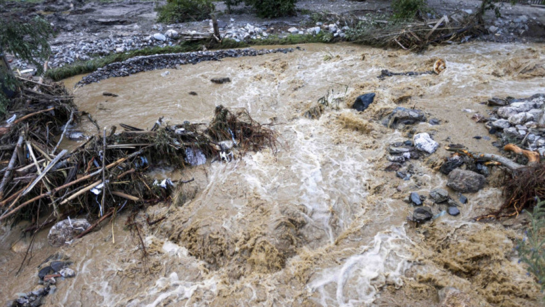 Pericol de inundații în 19 judeţe. Hidrologii au emis cod portocaliu și galben de viituri