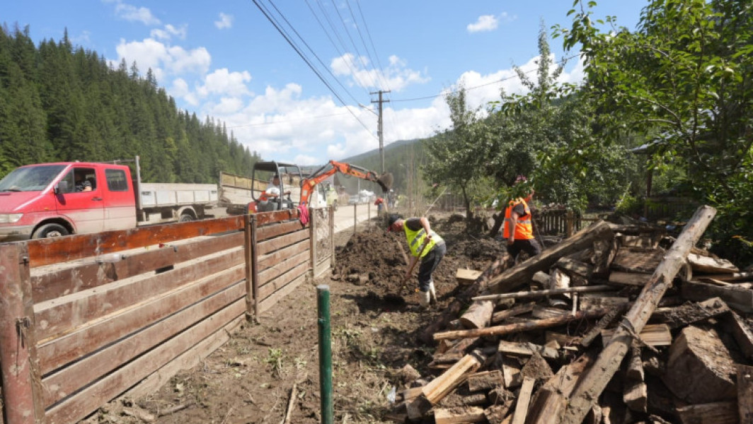 Foto România, lovită de fenomene extreme: pompierii au avut 1.700 de intervenții într-o singură zi