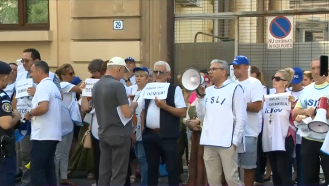 Video A treia zi de proteste în fața Ministerului Educației: profesorii amenință că nu încep școala. BAC-ul de toamnă, în pericol