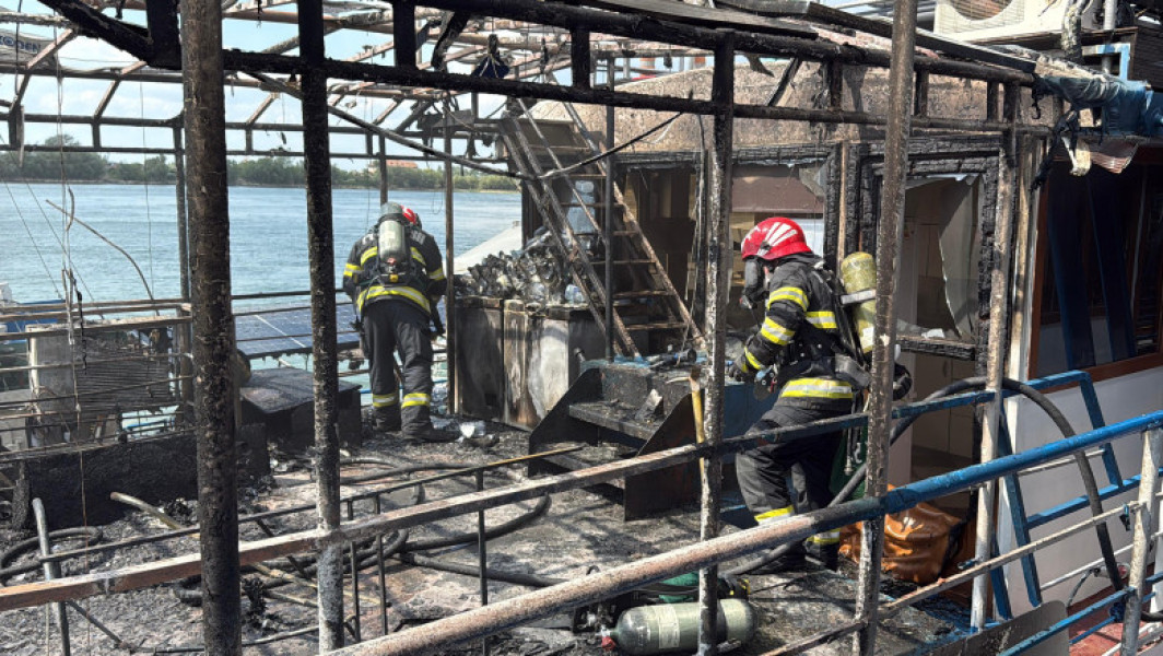 Foto Incendiu la un ponton dormitor amplasat pe faleza din Tulcea. Flăcările s-au extins la bărcile din apropiere