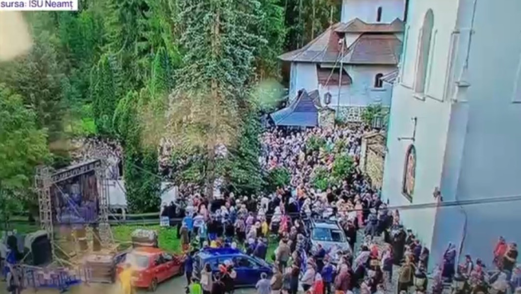 Video Zeci de pelerini au avut nevoie de îngrijiri medicale. Ei au participat la slujba de canonizare a Sfinţilor Paisie şi Cleopa