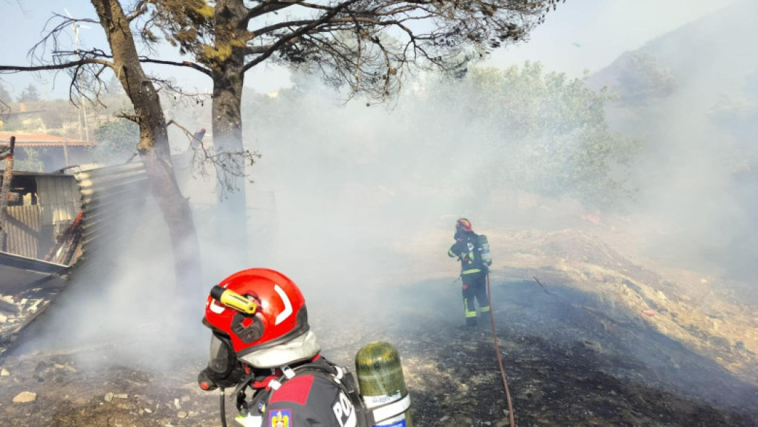 Video&Foto Pompierii români, trimiși în Grecia la stingerea incendiilor de vegetație. Salvatorii au o misiune dificilă