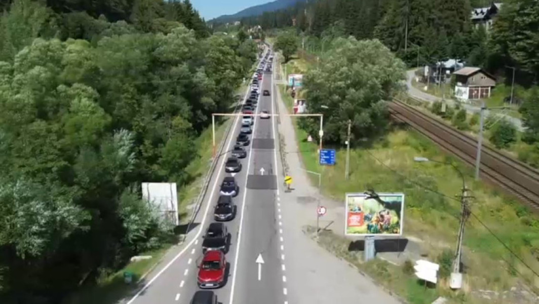 Video Aglomerație pe șoselele spre mare și munte și blocaj pe calea ferată, de Sf. Maria. Cum a arătat începutul minivacanței pe austostrăzi