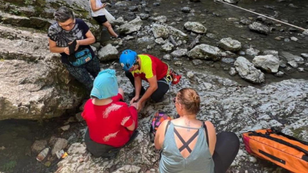 Fetiţă de 11 ani, accidentată pe Cheile Râmeţului. Intervenţia Salvamont, îngreunată de numărul mare de turişti aflaţi pe traseu