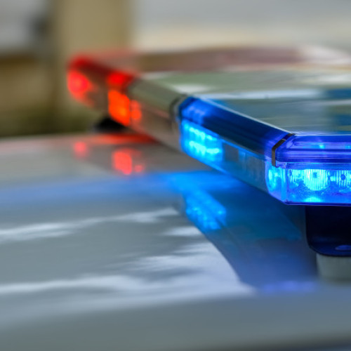 Doi bărbați din Argeș, arestați după ce au lovit un polițist și au vandalizat o autospecială