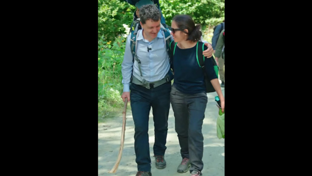 Video „Ia uite ce v-a cules mami”. Nicușor Dan s-a filmat cu familia la Sâmbăta de Sus, unde a vizitat și chilia lui Arsenie Boca