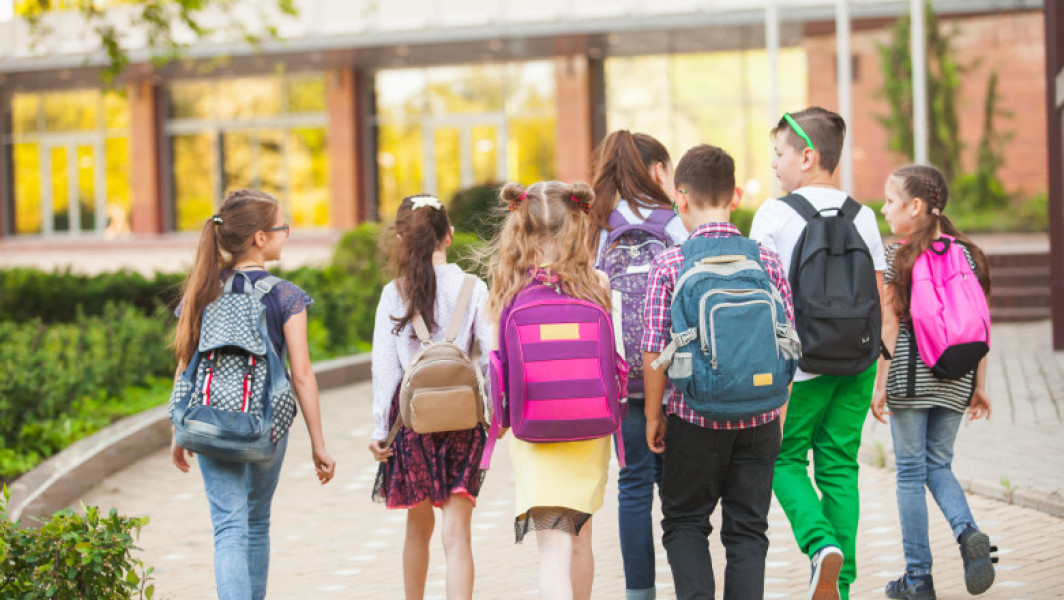 Mesajul ministrului Dragoş Pîslaru pentru părinți: Banii de pe cardurile educaţionale pot fi cheltuiți doar până pe 31 august