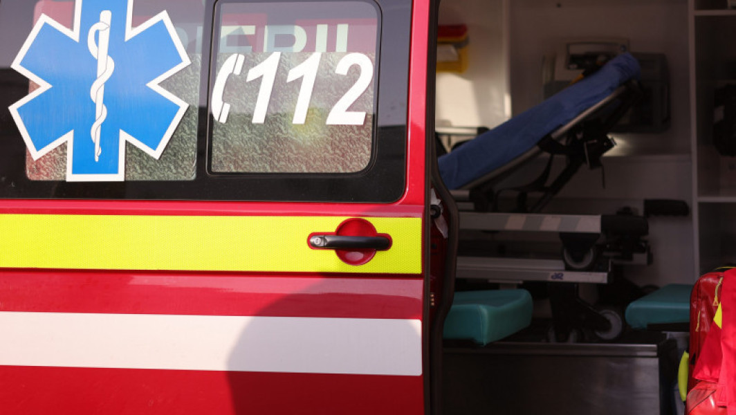 Incident grav în Capitală. Două femei au ajuns la spital după ce un copac s-a prăbușit peste ele