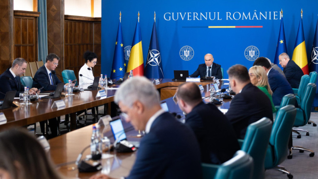 Guvernul Bolojan taie din privilegii: cum arată ordonanța de urgență care blochează transferurile și cumulul pensie-salariu