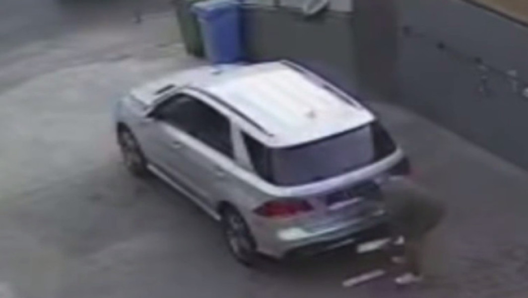 Video Lăsatul mașinii la spălătorie este riscant. Momentul în care un autoturism e furat, după ce i-au fost schimbate numerele