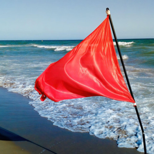Turiștii văd steagul roșu, dar insistă să intre în mare și se ceartă cu salvamarii și jandarmii. „Foarte greu ne înțelegem cu ei”