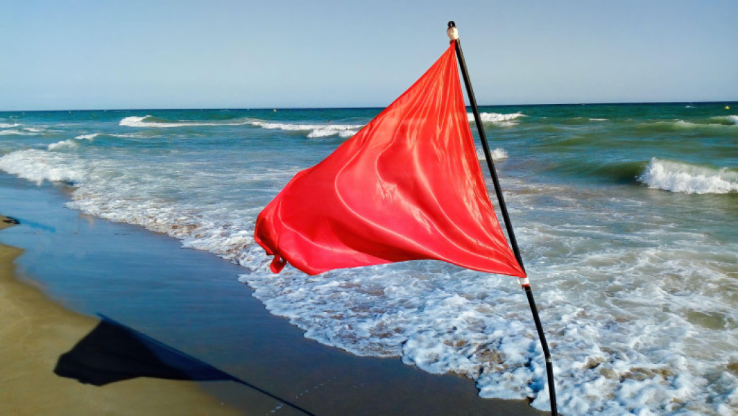 Turiștii văd steagul roșu, dar insistă să intre în mare și se ceartă cu salvamarii și jandarmii. „Foarte greu ne înțelegem cu ei”