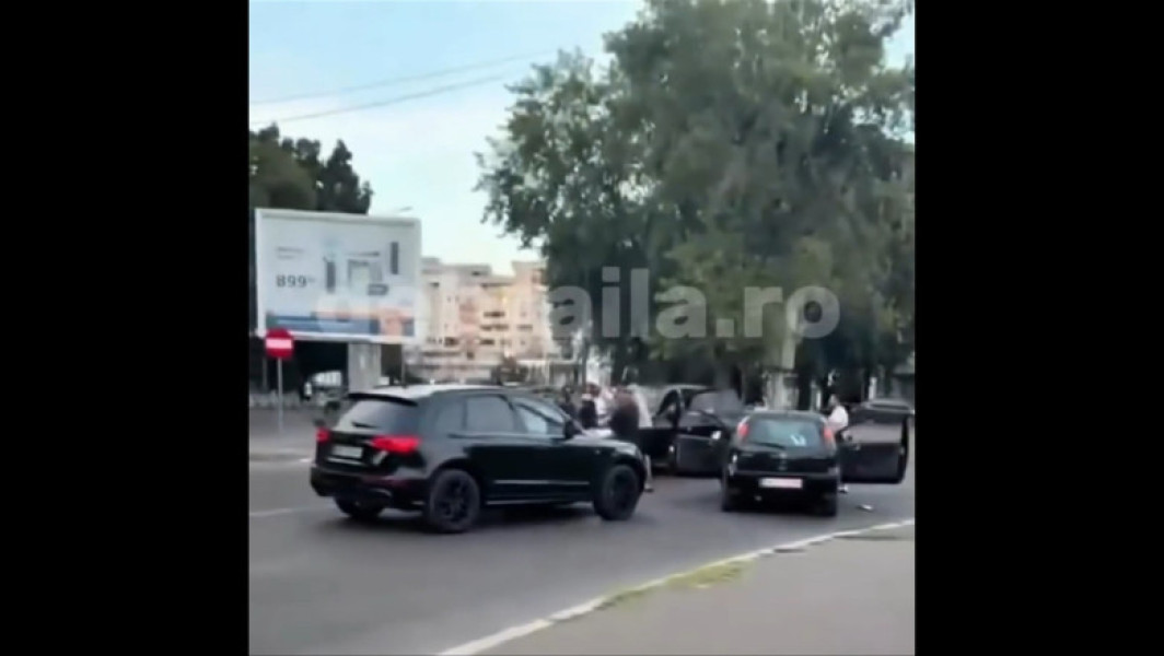 Video Bătaie cu săbii și topoare în trafic, în Brăila: polițiștii îi caută pe agresori. Scenele șocante au fost filmate de martori