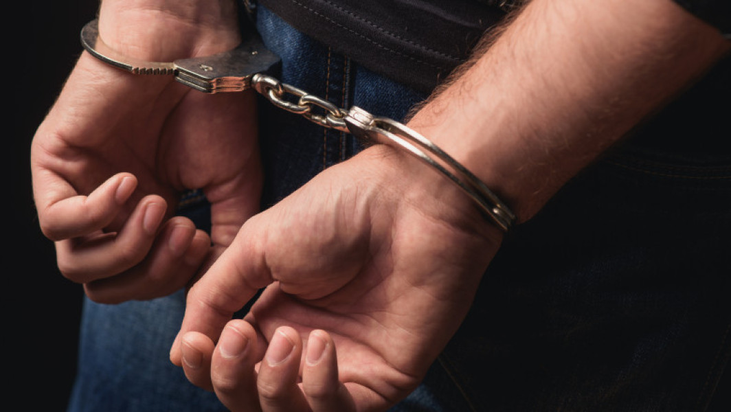 Profesor din Bihor, reținut după ce a violat o elevă de 14 ani. Bărbatul fusese anterior condamnat pentru pornografie infantilă