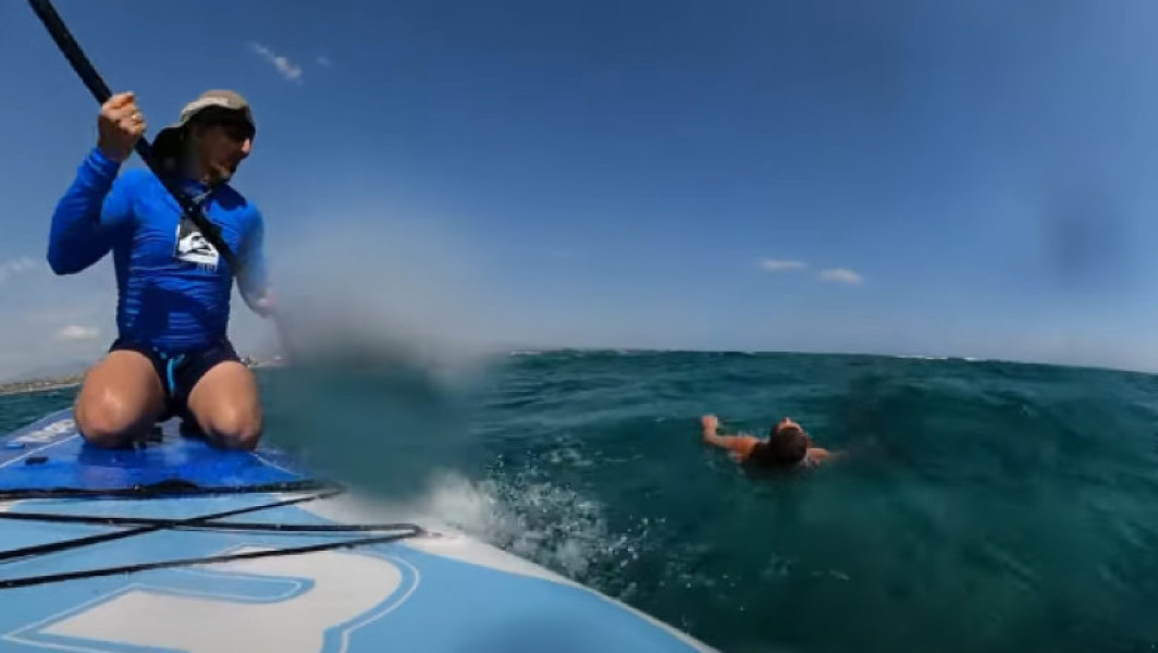 Video Un român şi cei doi copii ai săi au fost salvaţi de la înec, în Grecia, de un practicant de stand up paddle