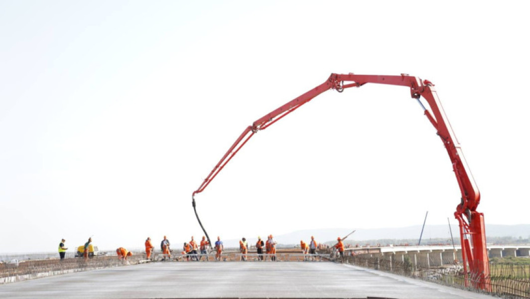 Şeful CNAIR a vizitat tronsonul A7 Focşani - Bacău împreună cu Bolojan şi Șerban: Sunt şanse să deschidem circulaţia până la Adjud