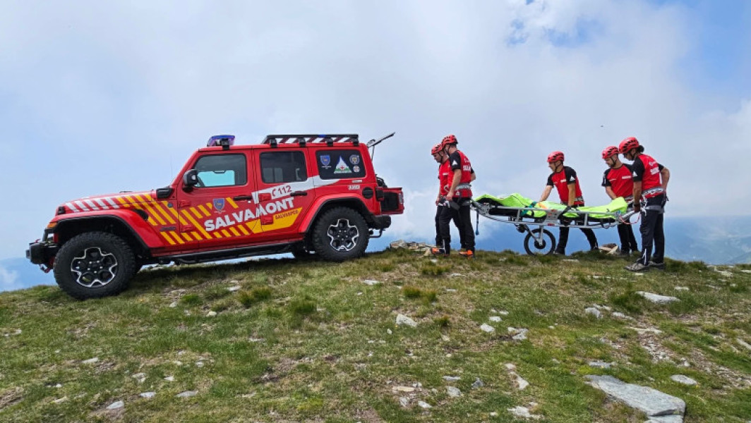 Salvamontiștii au intervenit pentru salvarea a 16 persoane pe munte, dintre care șapte au fost transportate la spital cu ajutorul ambulanțelor SAJ, SMURD sau Salvamont, conform celor mai recente date. Dispeceratul Național Salvamont a primit în ultimele 24 de ore 13 apeluri de urgență pentru intervenții, iar alte 31 au vizat solicitări de sfaturi și informații despre trasee turistice din zonele montane.
