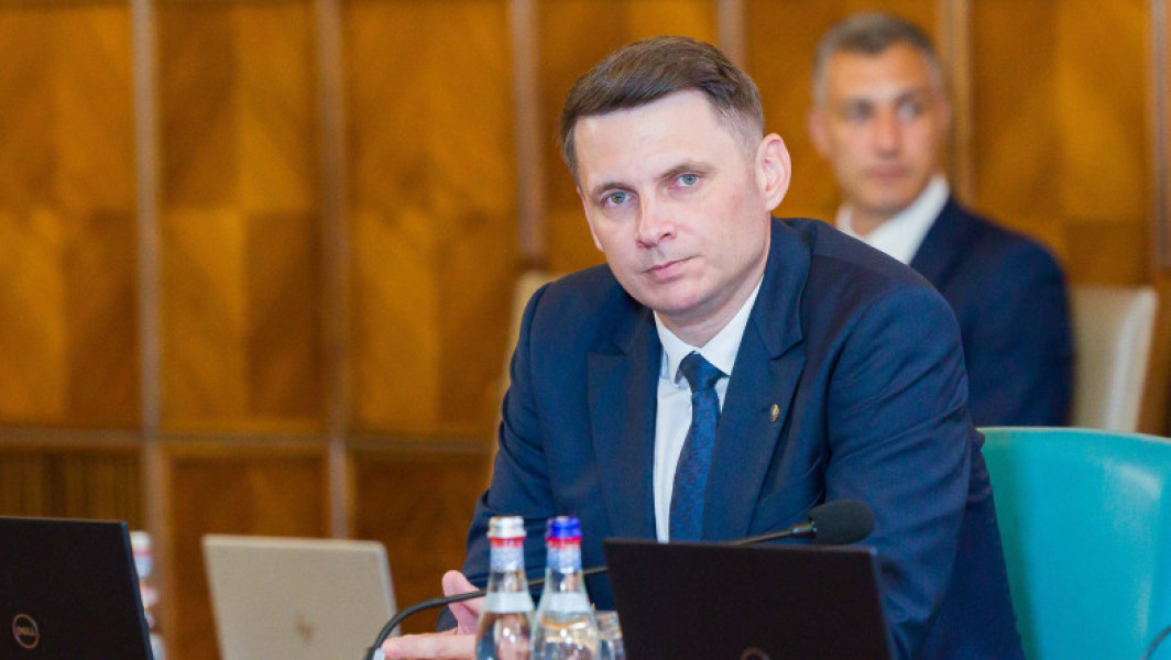Pachetul 2 de măsuri fiscale urmează să fie adoptat săptămâna viitoare, după trei întârzieri, prin asumarea răspunderii Guvernului în Parlament. Liderul Senatului, Mircea Abrudean, a afirmat că odată cu adoptarea pachetului se va vedea și seriozitatea partidelor aflate la guvernare.