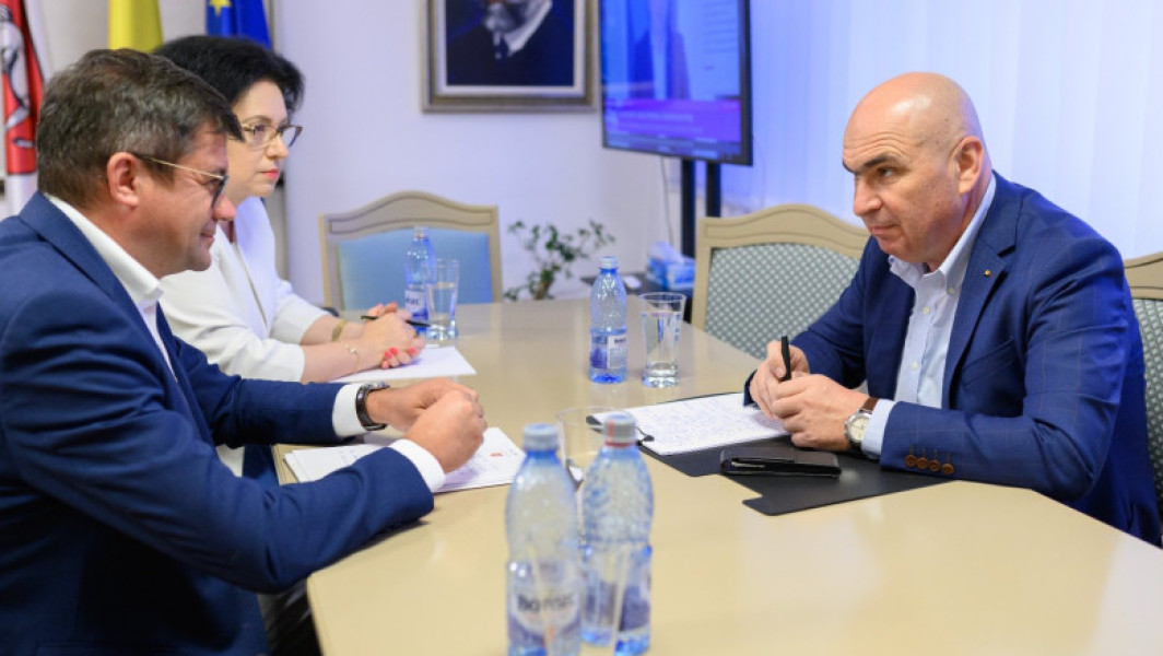 critici la adresa vizitei clandestine a premierului Ilie Bolojan la Iași