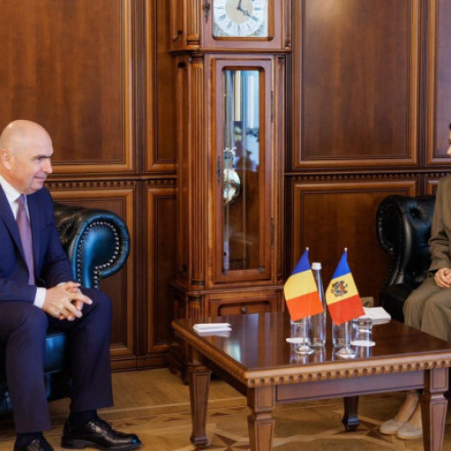 Prim-ministrul României, Ilie Bolojan, s-a întâlnit sâmbătă la Chișinău cu președinta Republicii Moldova, Maia Sandu, într-o vizită oficială. Potrivit unui comunicat al Președinției Republicii Moldova, discuțiile au vizat consolidarea cooperării bilaterale în domenii importante precum infrastructura, energie și proiecte transfrontaliere.