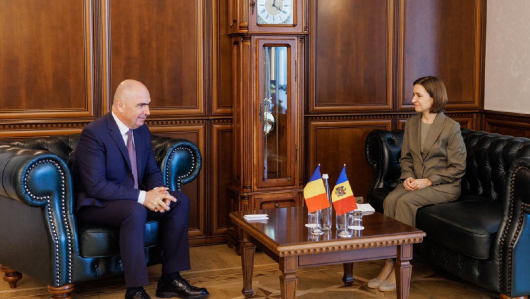Prim-ministrul României, Ilie Bolojan, s-a întâlnit sâmbătă la Chișinău cu președinta Republicii Moldova, Maia Sandu, într-o vizită oficială. Potrivit unui comunicat al Președinției Republicii Moldova, discuțiile au vizat consolidarea cooperării bilaterale în domenii importante precum infrastructura, energie și proiecte transfrontaliere.