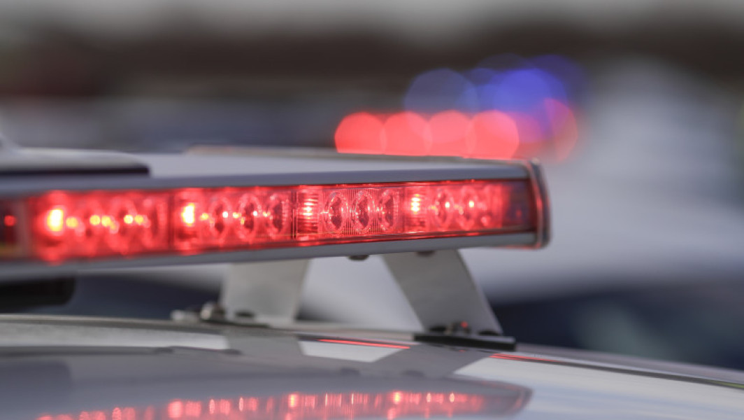 Un incident violent a avut loc în Râmnicu Vâlcea, unde un bărbat a tras două focuri de armă cu un pistol airsoft asupra unui autoturism în care se afla o femeie, chiar în timpul propriei nunți. Potrivit informațiilor, femeia se afla în ziua evenimentului important, când suspectul a început să tragă asupra mașinii, notează digi24.ro.