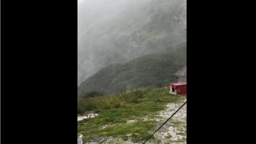 Fulgii de zăpadă au fost observați deja în Munții Rodnei, deși vara încă nu s-a încheiat, informează digi24.ro. O turistă aflată în drumeție a filmat imagini cu iarnă de-a dreptul surprinzătoare pentru această perioadă, în toiul verii. Femeia se afla în apropiere de Vârful Pietrosu, la peste 2.000 de metri altitudine, când a realizat această filmare.