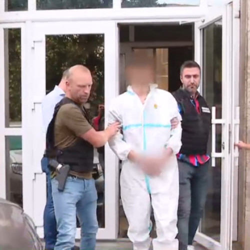 Un suspect implicat în incidentul din Centrul Vechi al Bucureștiului a fost prins și reținut, relatează digi24.ro. Acesta este bănuit de a fi fost complice al cetățeanului turc care a tras cu pistolul de două ori în timpul unei dimineți, atingând doi agenți de pază și alte persoane aflate pe terasă.
