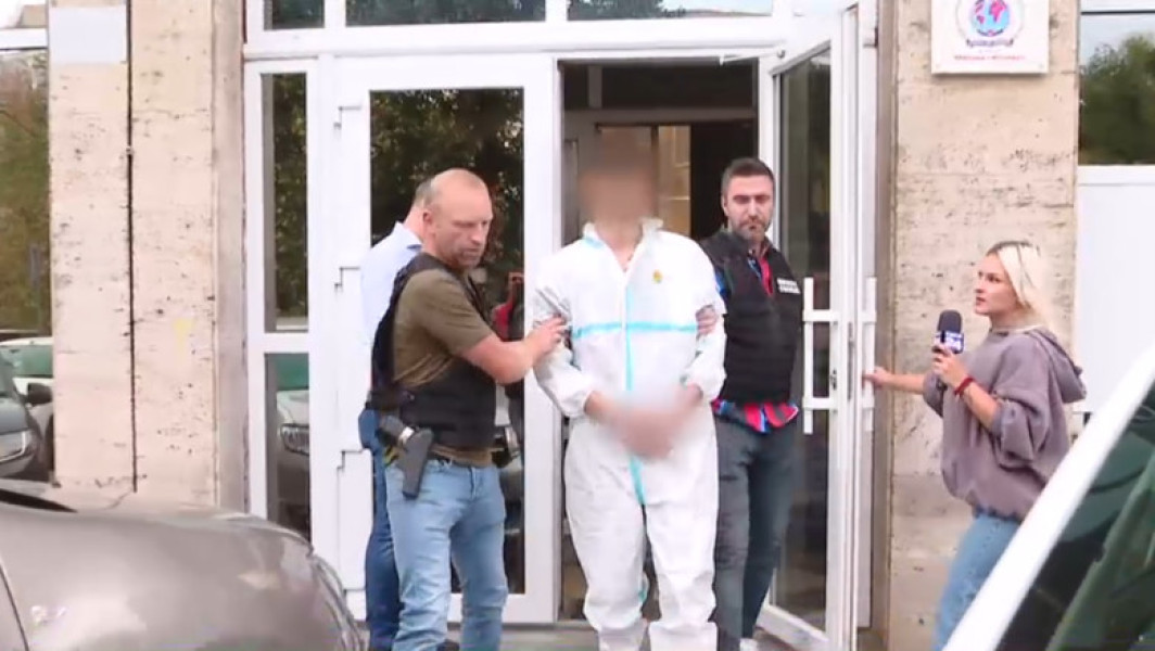 Un suspect implicat în incidentul din Centrul Vechi al Bucureștiului a fost prins și reținut, relatează digi24.ro. Acesta este bănuit de a fi fost complice al cetățeanului turc care a tras cu pistolul de două ori în timpul unei dimineți, atingând doi agenți de pază și alte persoane aflate pe terasă.