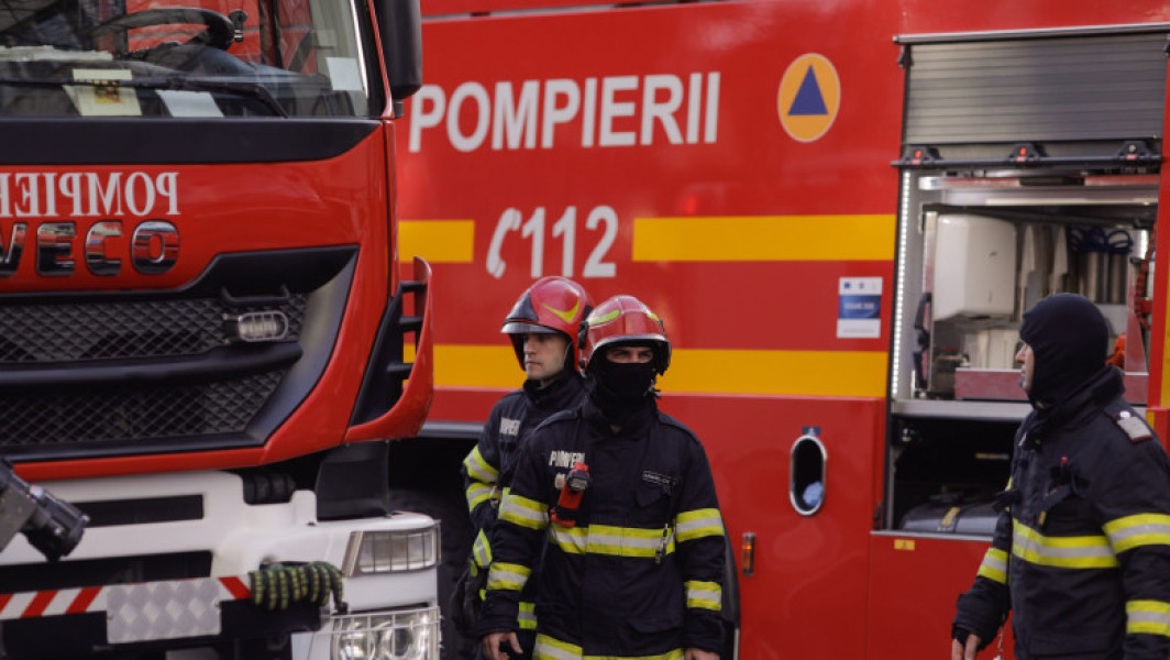 Incendiu de vegetație uscată în județul Buzău, afectând parcul auto din Tabarasti