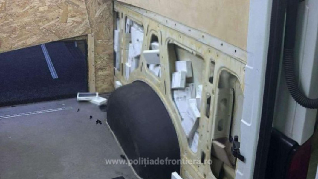 Aproape 200 de telefoane mobile confiscate în microbuzul cu număr de Ucraina