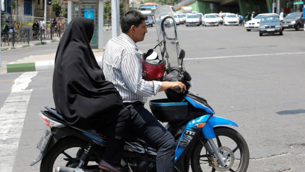 Iranul ia în considerare schimbarea legii privind conducerile motocicletelor de către femei