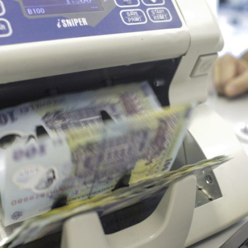 deficitul bugetului național a ajuns la 4,04% din PIB după primele șapte luni ale anului 2025, conform datelor publicate joi de Ministerul Finanțelor. Potrivit digi24.ro, nivelul deficitului a crescut de la 3,68% la finalul lunii iunie. În sumă, acest lucru înseamnă un deficit de 76,44 miliarde de lei. Pentru același interval din anul trecut, deficitul era de 71,04 miliarde de lei, și reprezenta tot 4,04% din PIB.